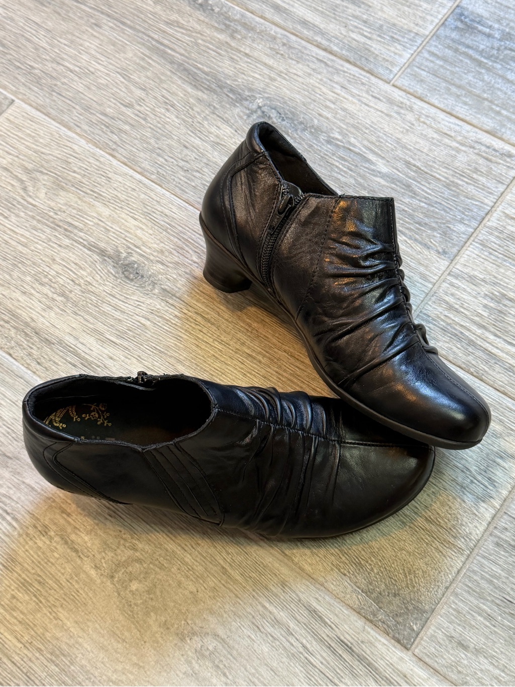 Taos Highness Size Us 8 Eu38 Black Ruched Leather Low Kitten Heel Zipper Booties